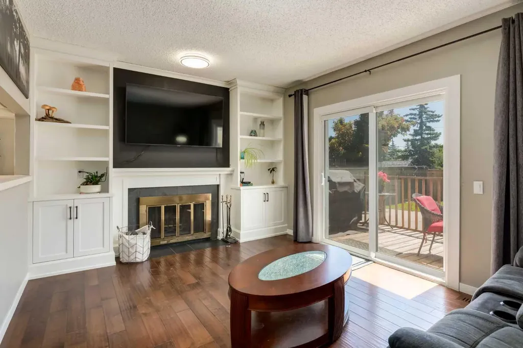 32 Berkley Place NW Calgary AB T3K 1A7
