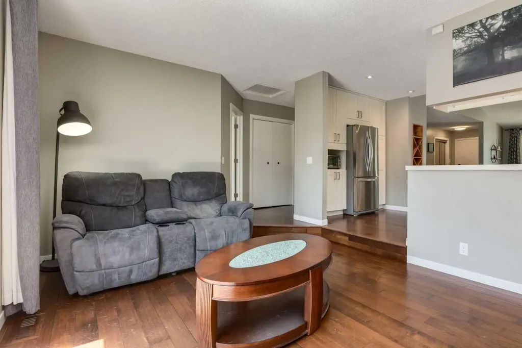 32 Berkley Place NW Calgary AB T3K 1A7