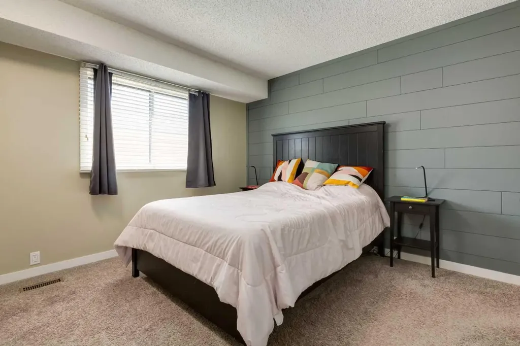 32 Berkley Place NW Calgary AB T3K 1A7