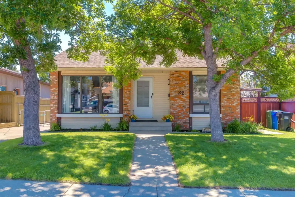 32 Berkley Place NW Calgary AB T3K 1A7