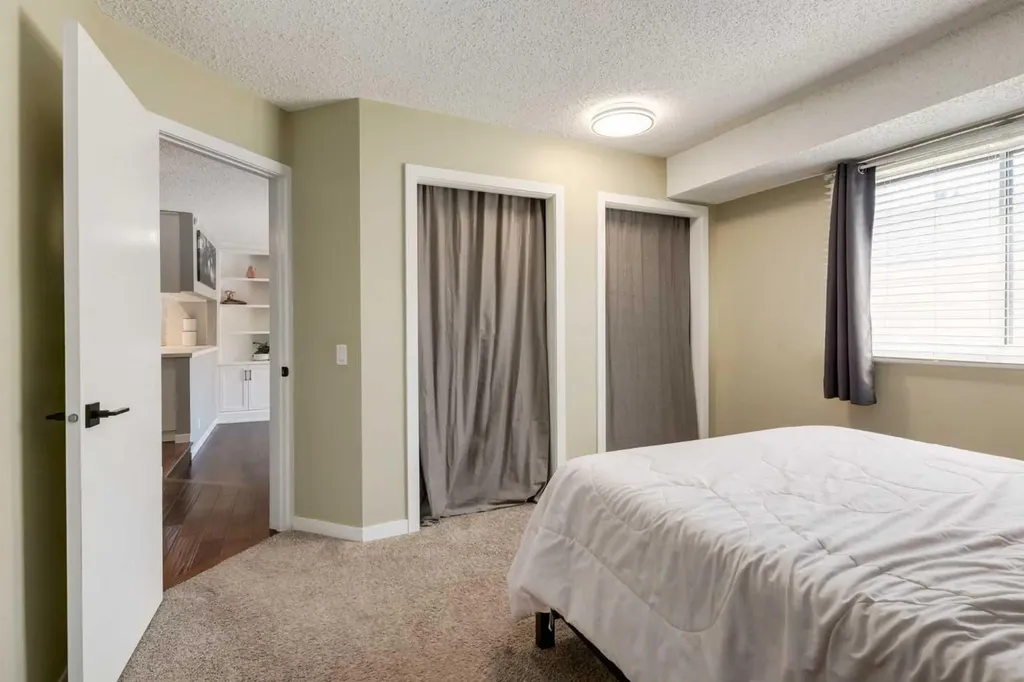 32 Berkley Place NW Calgary AB T3K 1A7