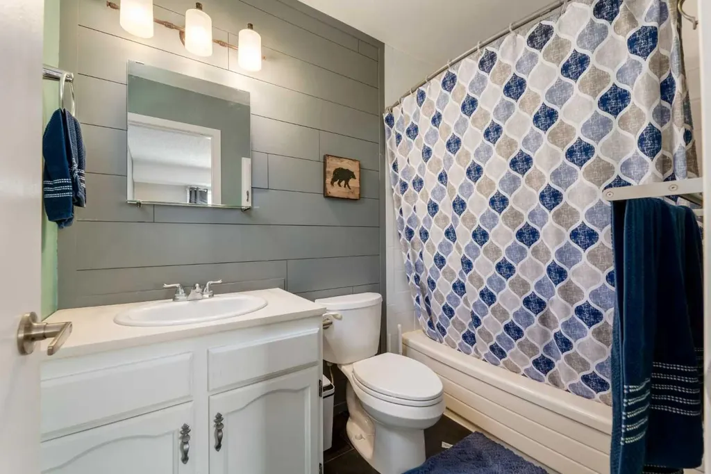 32 Berkley Place NW Calgary AB T3K 1A7