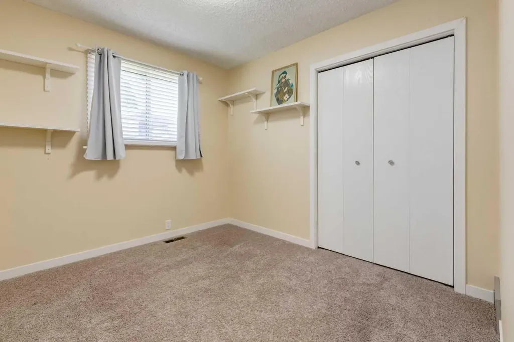 32 Berkley Place NW Calgary AB T3K 1A7