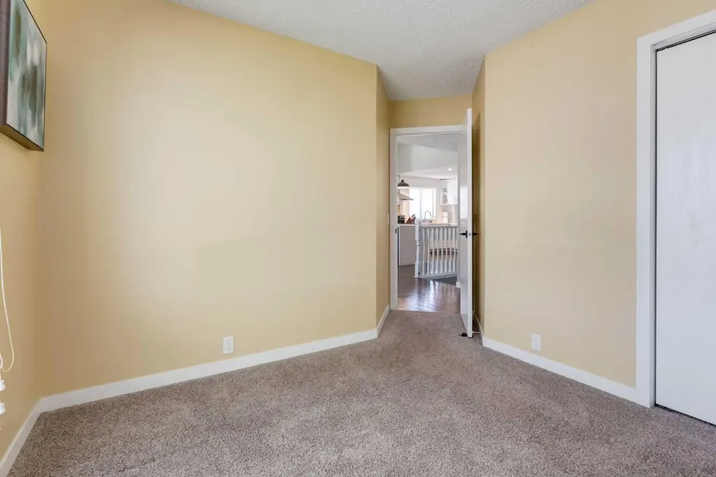 32 Berkley Place NW Calgary AB T3K 1A7