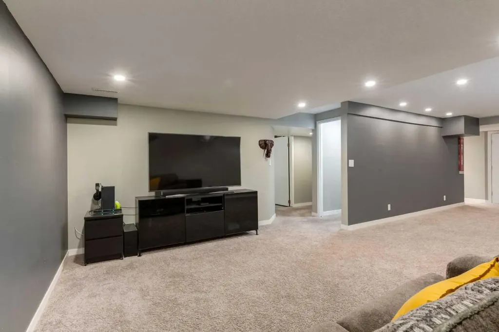 32 Berkley Place NW Calgary AB T3K 1A7