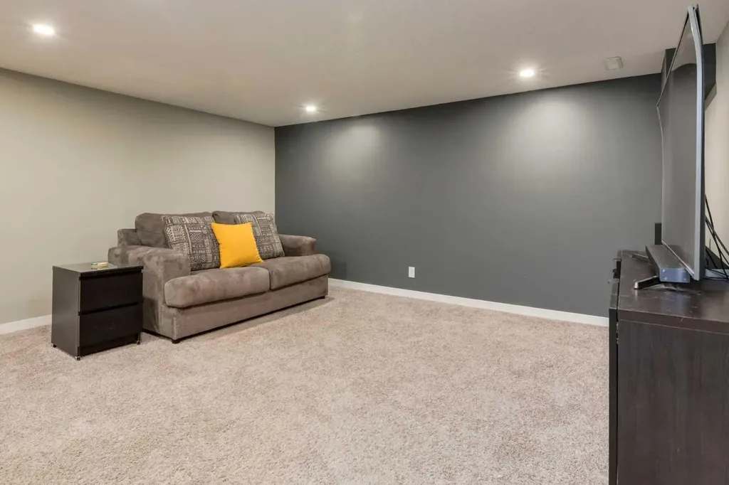 32 Berkley Place NW Calgary AB T3K 1A7