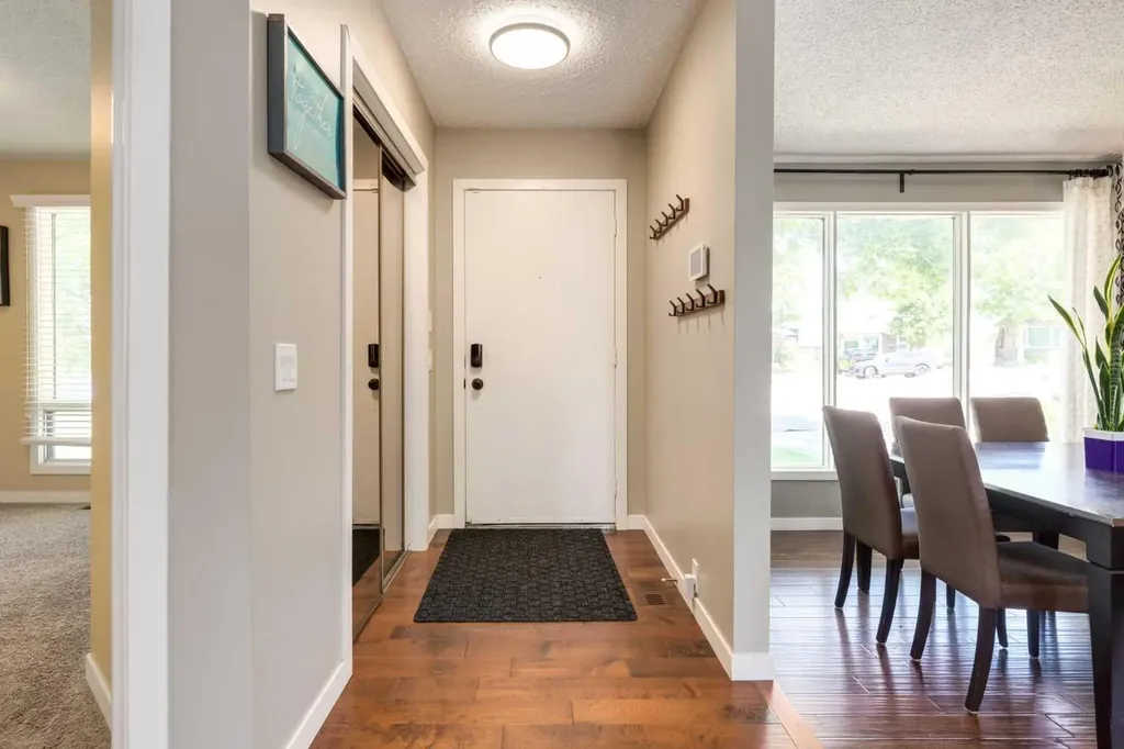 32 Berkley Place NW Calgary AB T3K 1A7