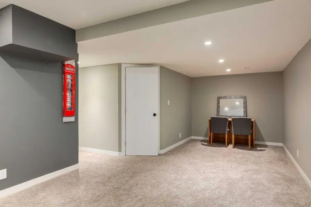 32 Berkley Place NW Calgary AB T3K 1A7
