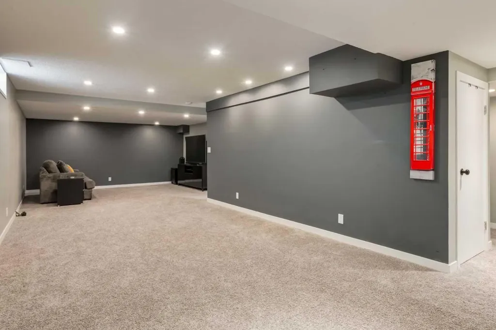 32 Berkley Place NW Calgary AB T3K 1A7