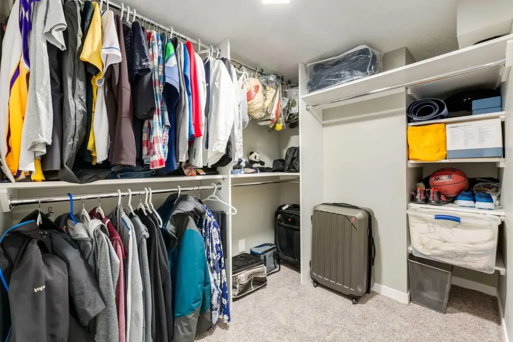 32 Berkley Place NW Calgary AB T3K 1A7
