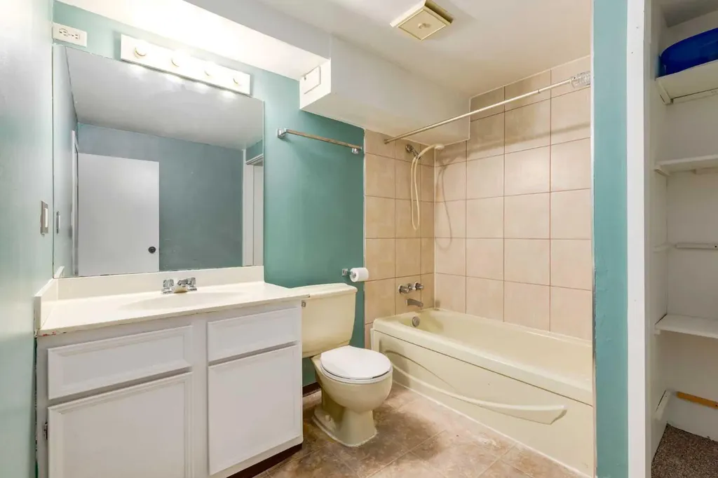 32 Berkley Place NW Calgary AB T3K 1A7
