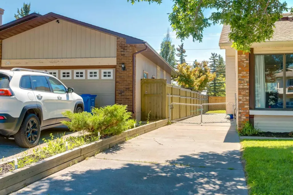 32 Berkley Place NW Calgary AB T3K 1A7