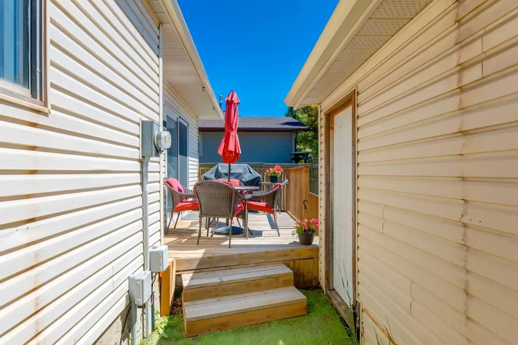 32 Berkley Place NW Calgary AB T3K 1A7