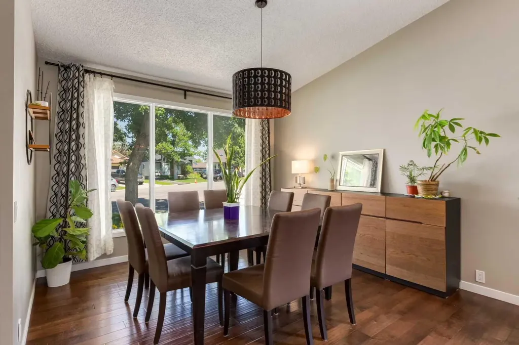 32 Berkley Place NW Calgary AB T3K 1A7
