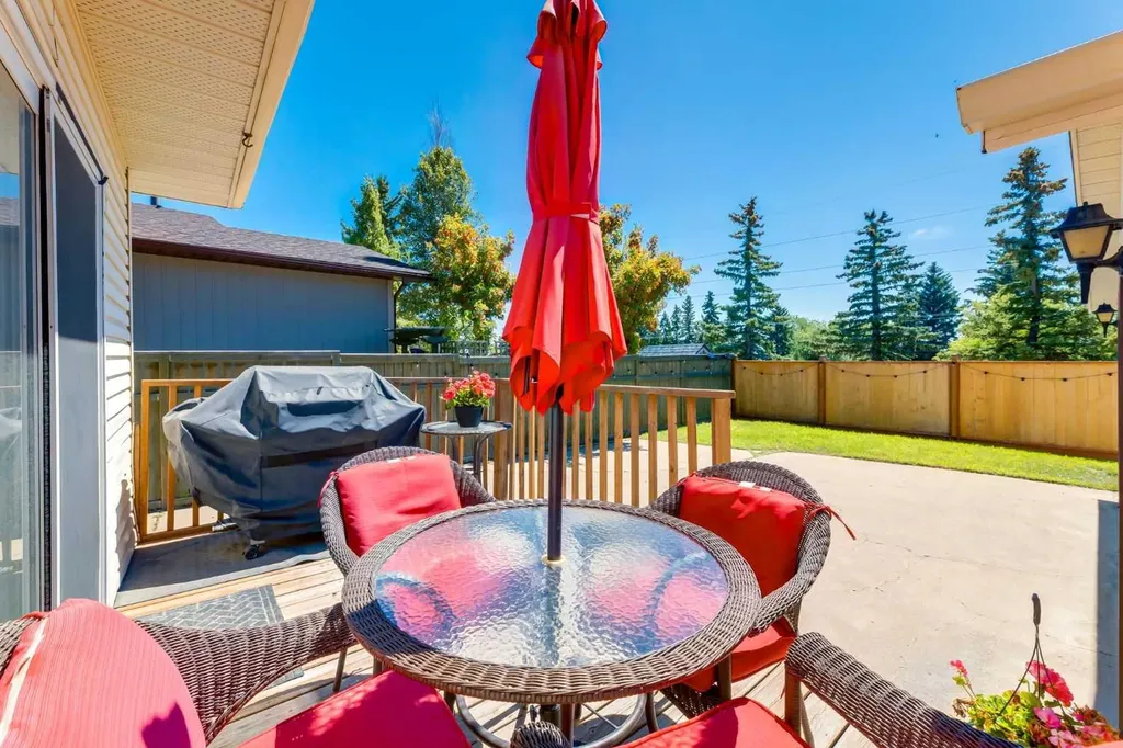 32 Berkley Place NW Calgary AB T3K 1A7
