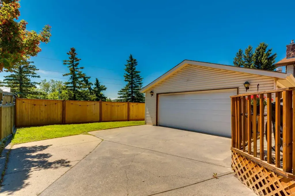32 Berkley Place NW Calgary AB T3K 1A7