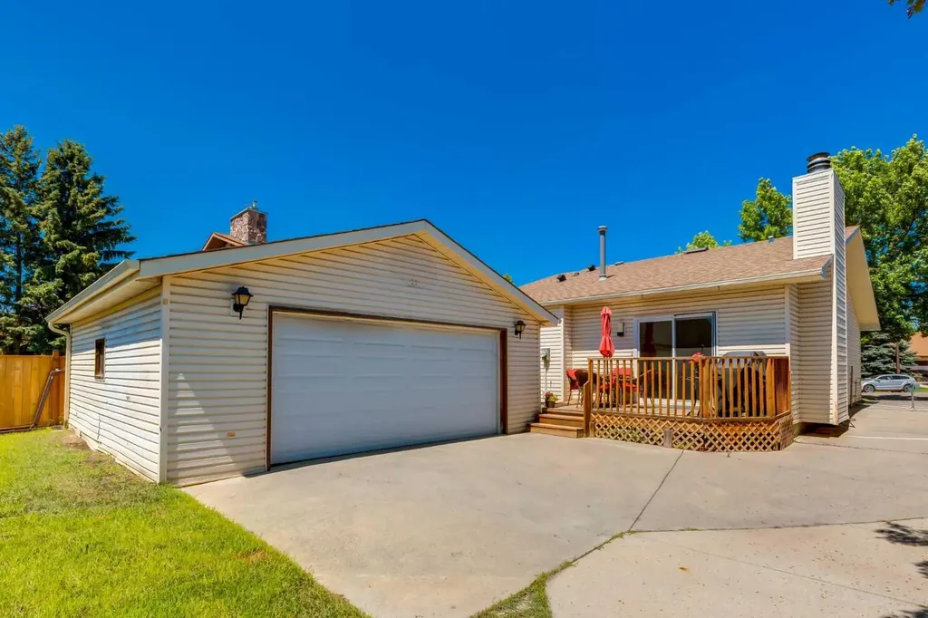 32 Berkley Place NW Calgary AB T3K 1A7