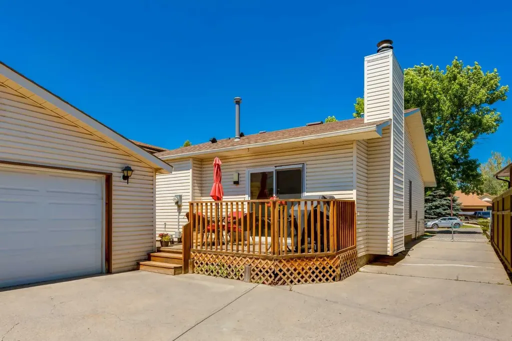 32 Berkley Place NW Calgary AB T3K 1A7