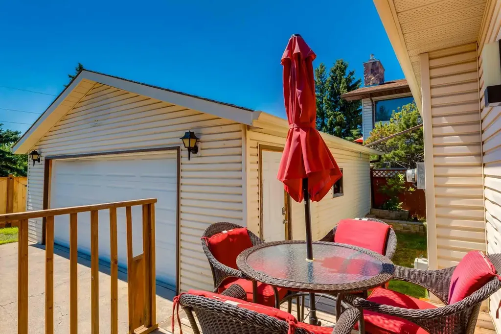 32 Berkley Place NW Calgary AB T3K 1A7