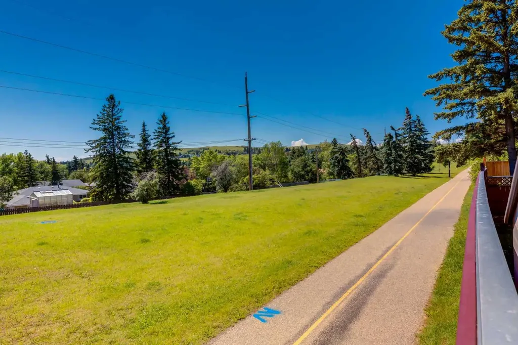 32 Berkley Place NW Calgary AB T3K 1A7