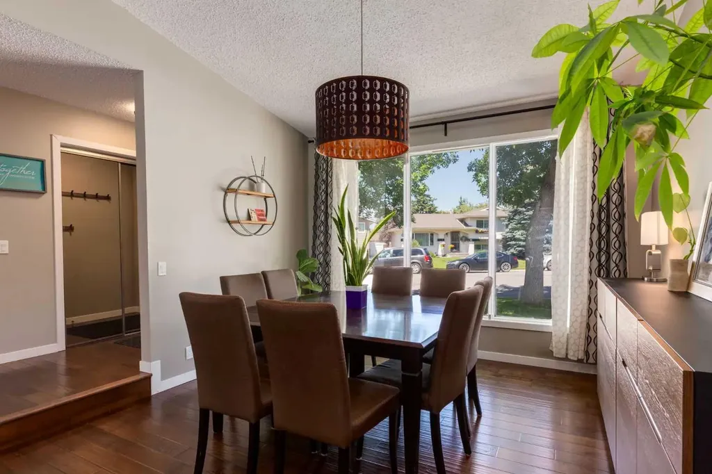 32 Berkley Place NW Calgary AB T3K 1A7