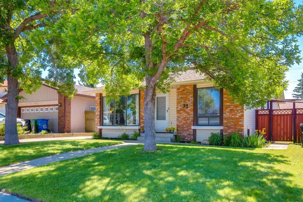 32 Berkley Place NW Calgary AB T3K 1A7
