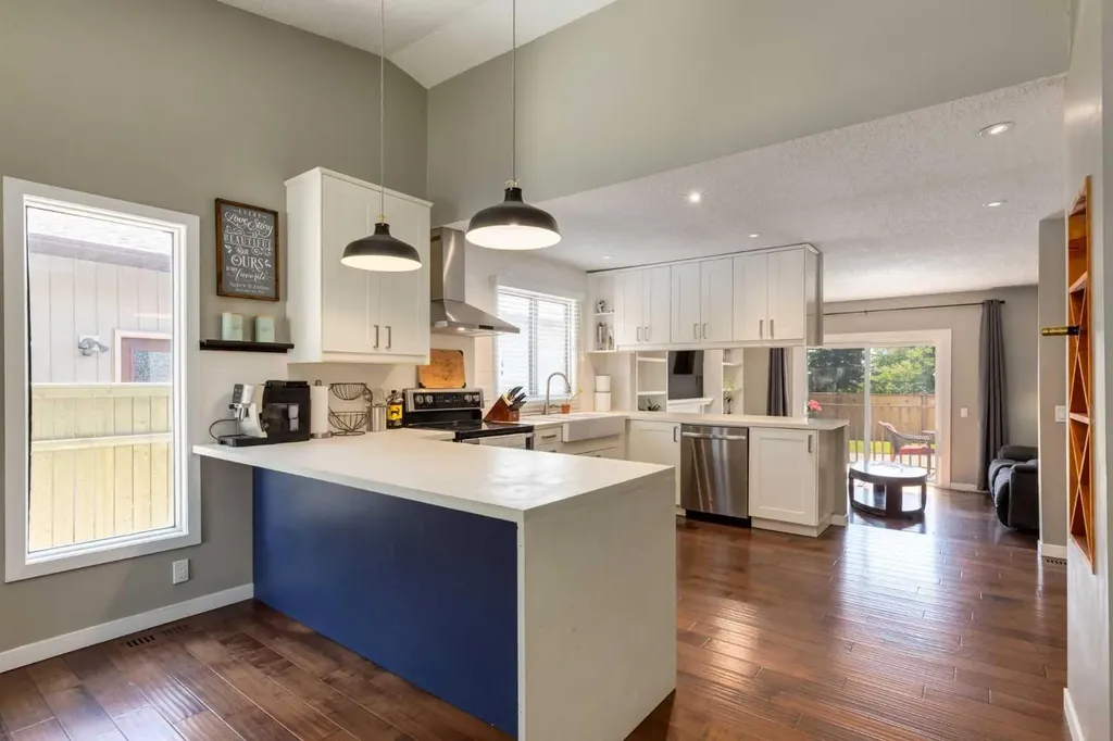 32 Berkley Place NW Calgary AB T3K 1A7