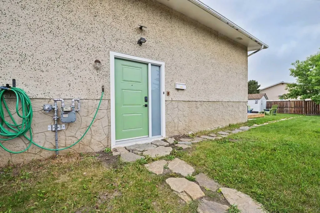 20A Beaver Dam Place NE Calgary AB T2K 4X3