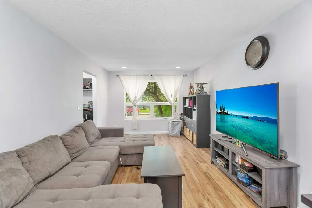 5912 61 Avenue Red Deer AB T4N 4W8