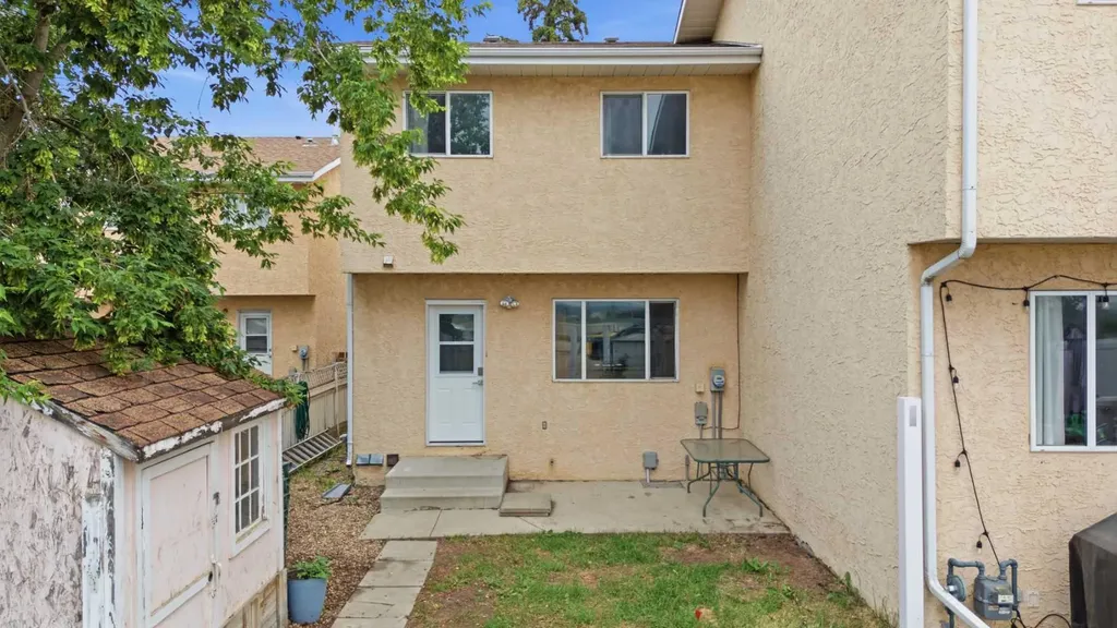 4808 Landsdown Avenue Blackfalds AB T0M 0J0