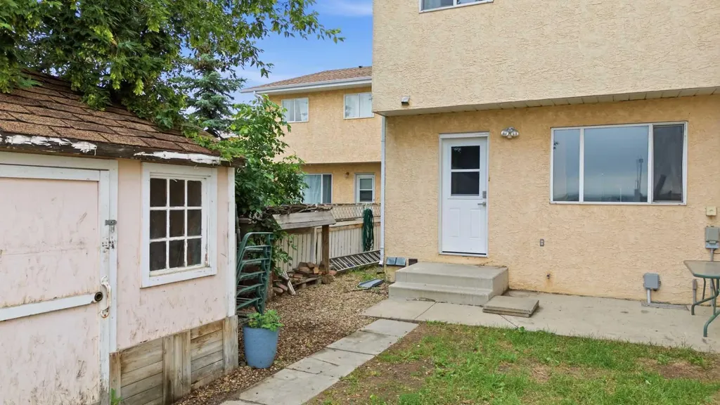 4808 Landsdown Avenue Blackfalds AB T0M 0J0