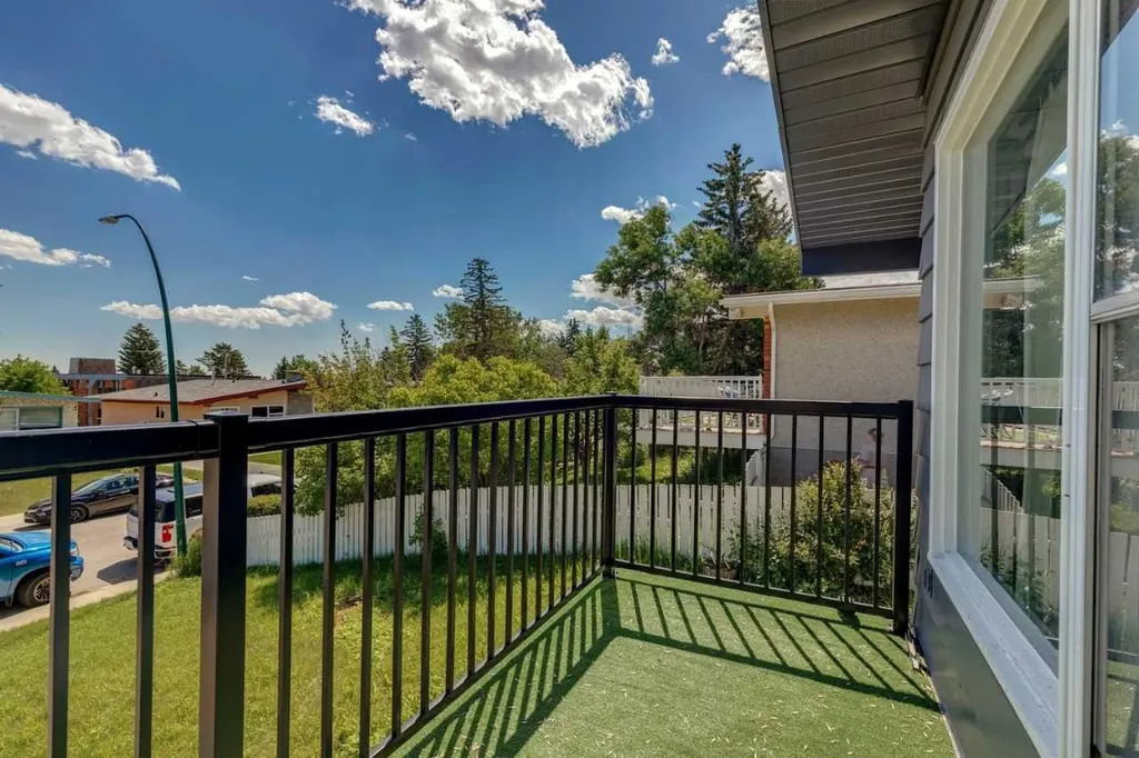 6717 - 6719 Huntsbay Road NW Calgary AB T2K4R2