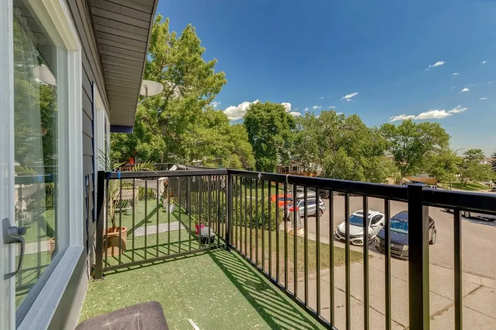 6717 - 6719 Huntsbay Road NW Calgary AB T2K4R2