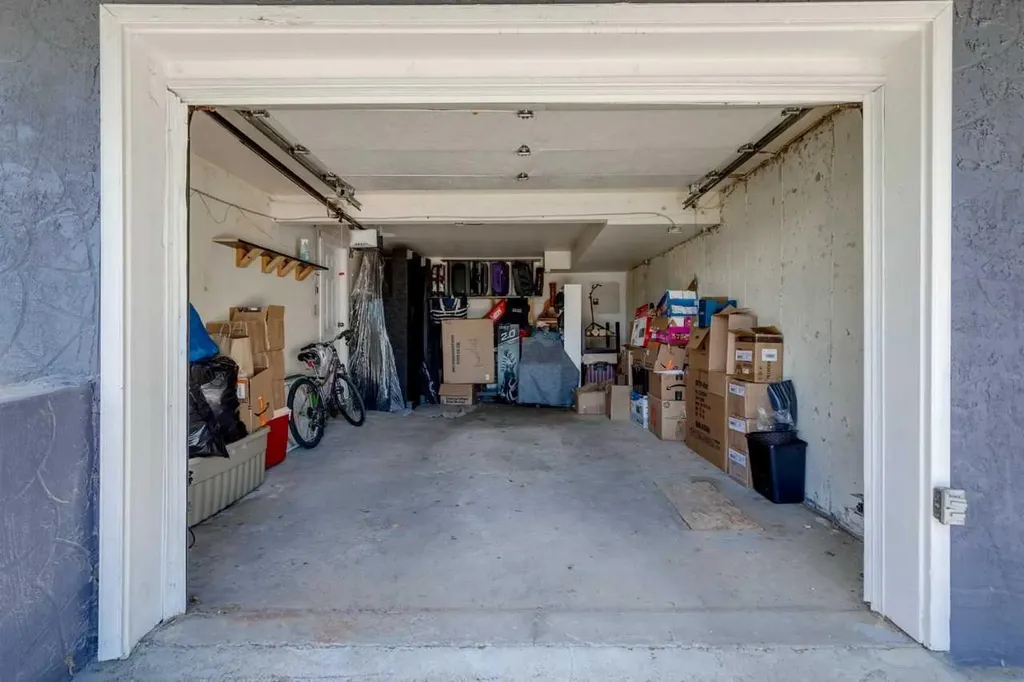 6717 - 6719 Huntsbay Road NW Calgary AB T2K4R2