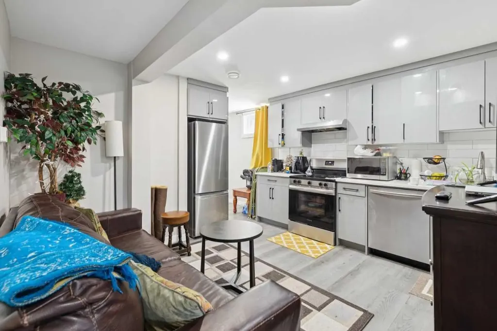 6717 - 6719 Huntsbay Road NW Calgary AB T2K4R2