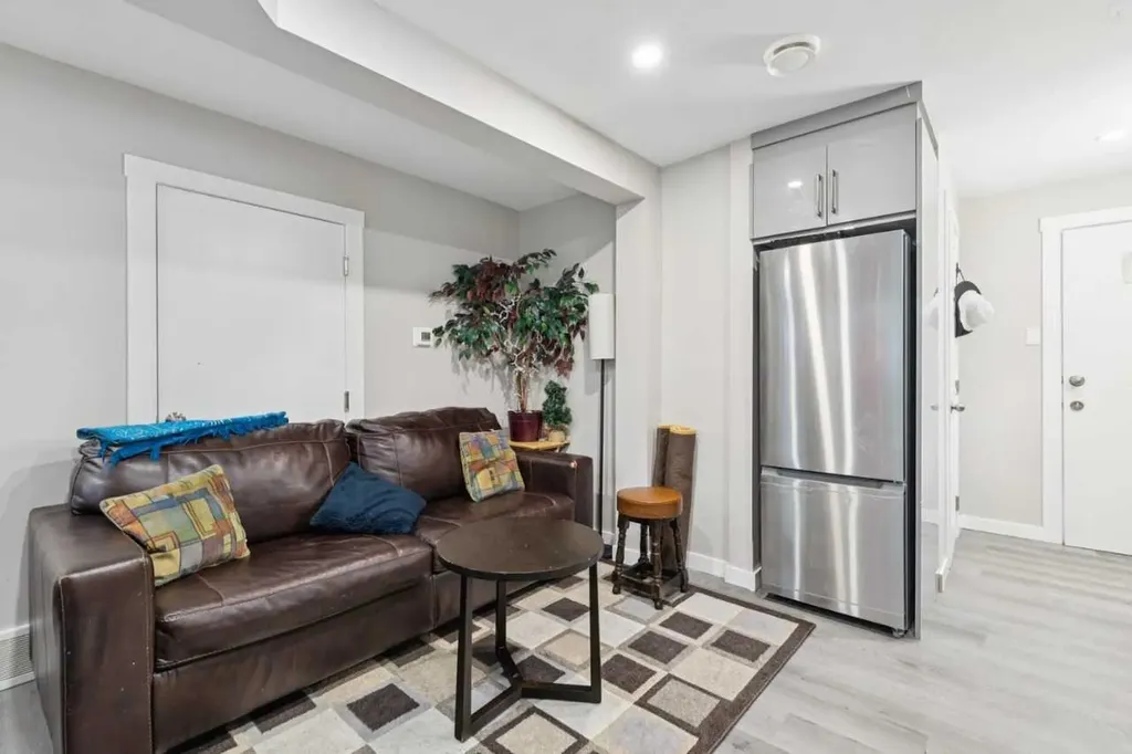 6717 - 6719 Huntsbay Road NW Calgary AB T2K4R2