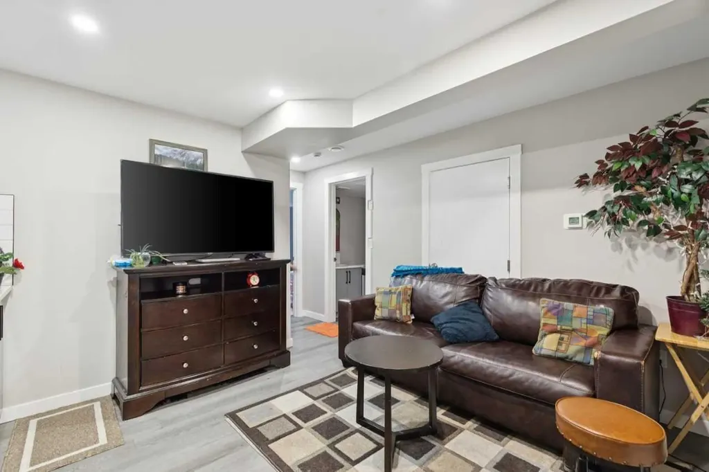 6717 - 6719 Huntsbay Road NW Calgary AB T2K4R2