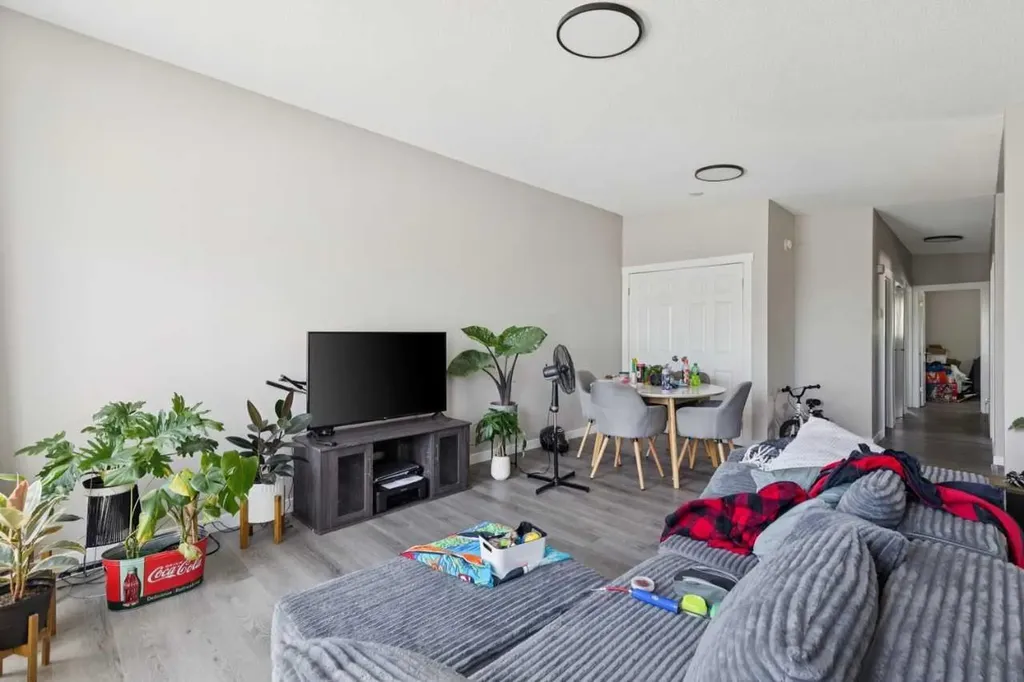 6717 - 6719 Huntsbay Road NW Calgary AB T2K4R2