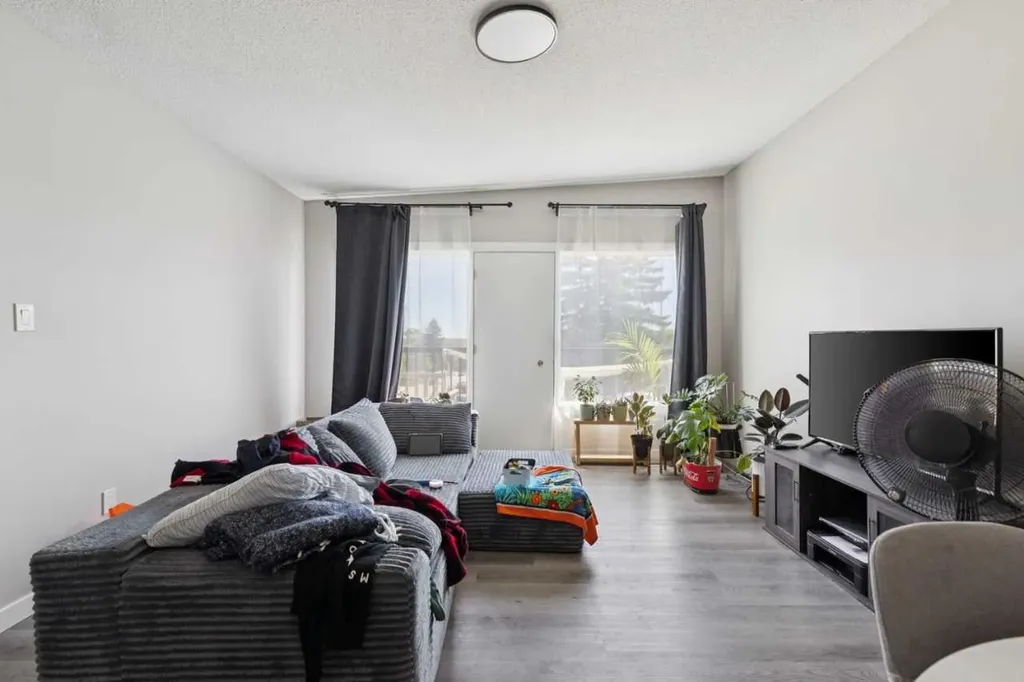 6717 - 6719 Huntsbay Road NW Calgary AB T2K4R2
