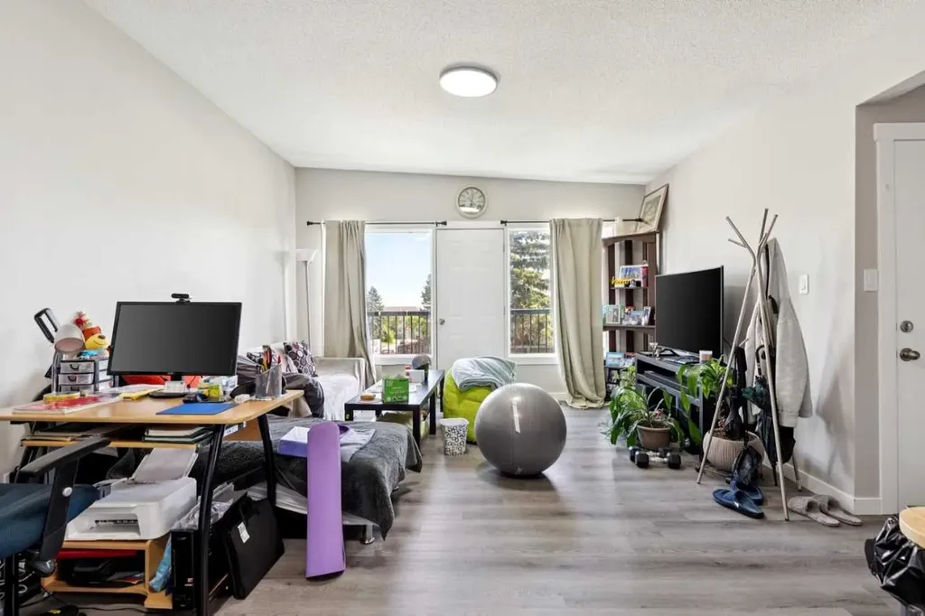 6717 - 6719 Huntsbay Road NW Calgary AB T2K4R2