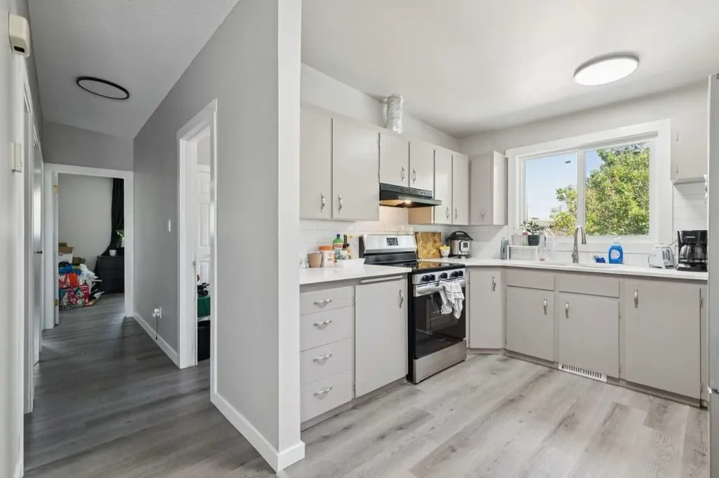 6717 - 6719 Huntsbay Road NW Calgary AB T2K4R2