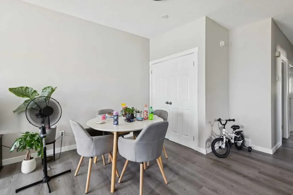 6717 - 6719 Huntsbay Road NW Calgary AB T2K4R2