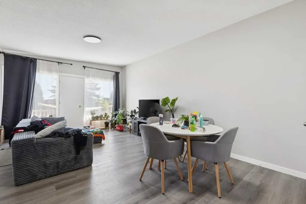 6717 - 6719 Huntsbay Road NW Calgary AB T2K4R2