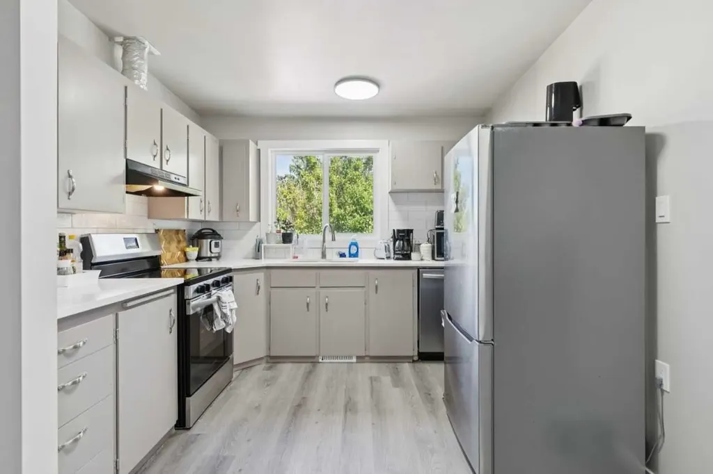 6717 - 6719 Huntsbay Road NW Calgary AB T2K4R2