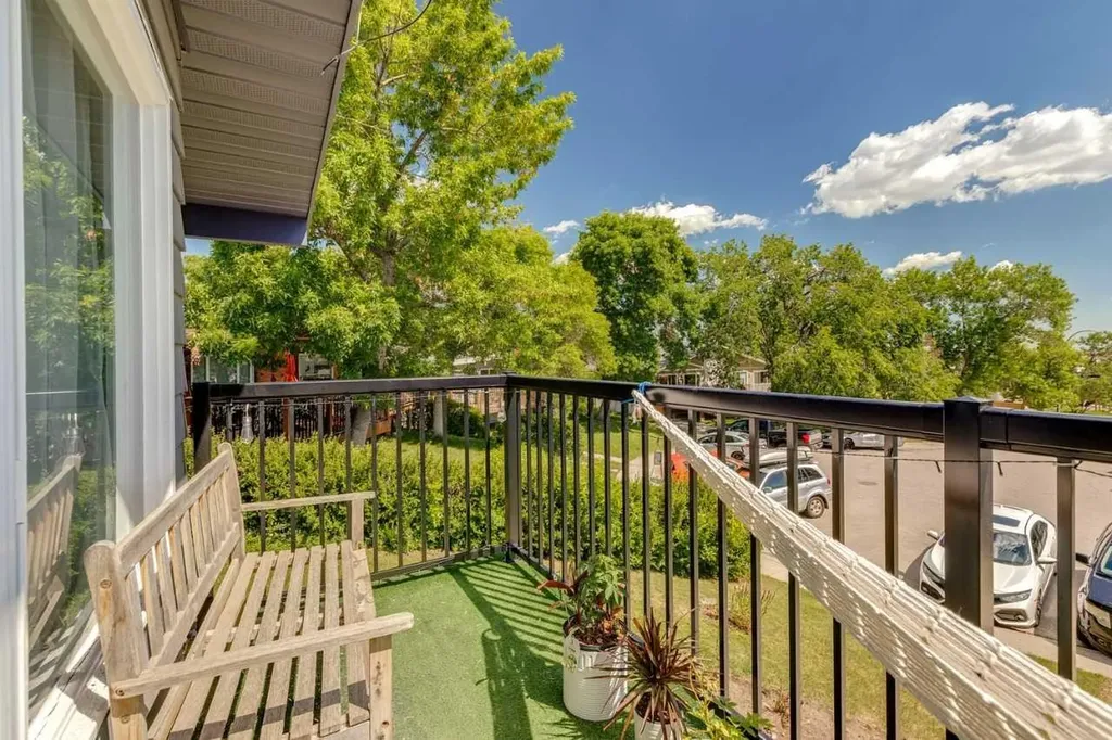6717 - 6719 Huntsbay Road NW Calgary AB T2K4R2