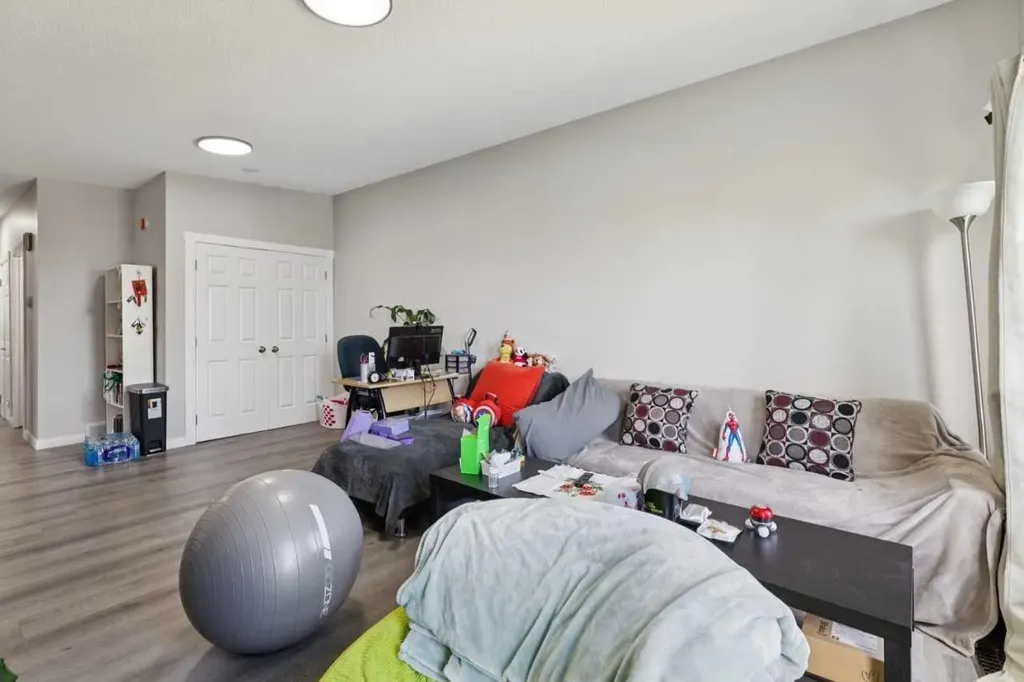 6717 - 6719 Huntsbay Road NW Calgary AB T2K4R2