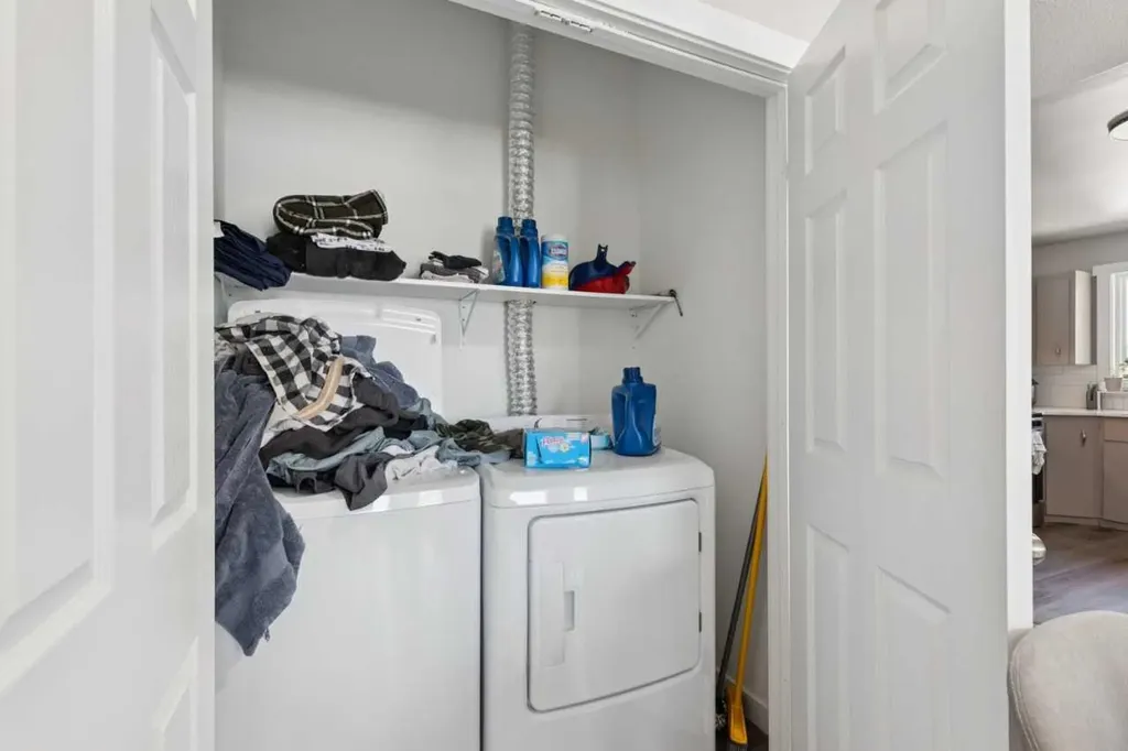 6717 - 6719 Huntsbay Road NW Calgary AB T2K4R2
