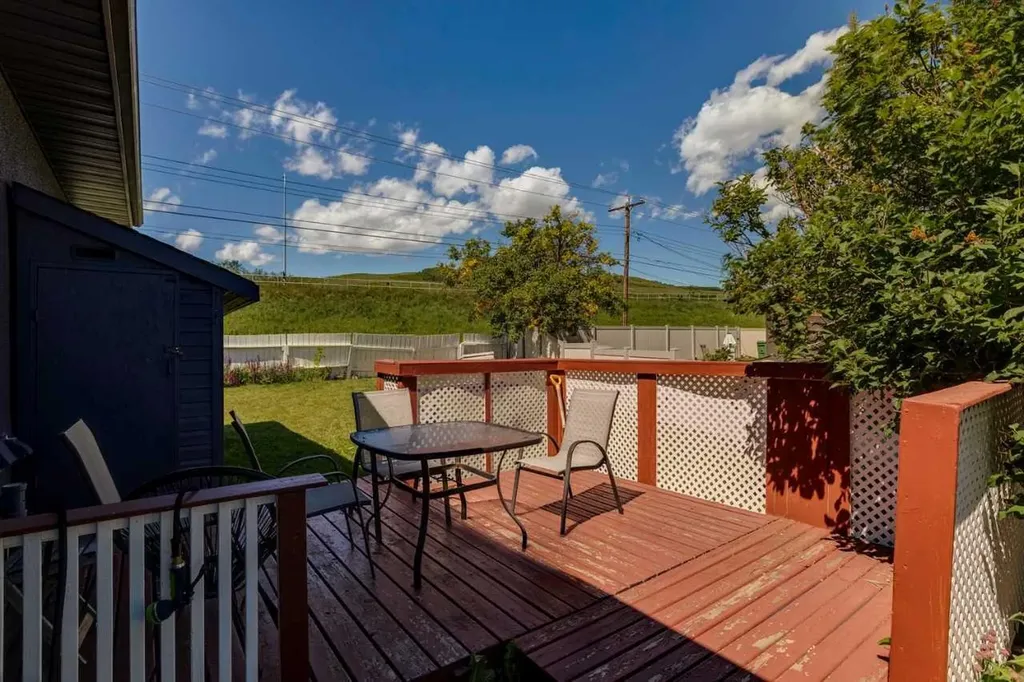 6717 - 6719 Huntsbay Road NW Calgary AB T2K4R2