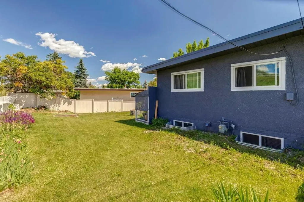 6717 - 6719 Huntsbay Road NW Calgary AB T2K4R2
