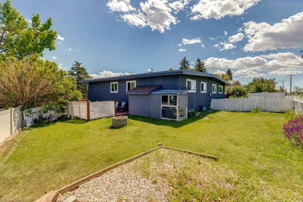 6717 - 6719 Huntsbay Road NW Calgary AB T2K4R2